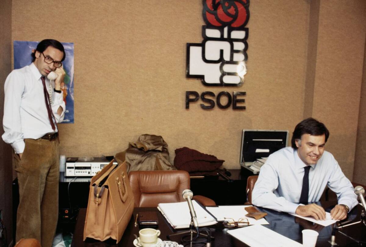 Felipe Gonzalez junto a Alfonso Guerra en la sede central del PSOE tras haber ganado las elecciones generales de 1982. 