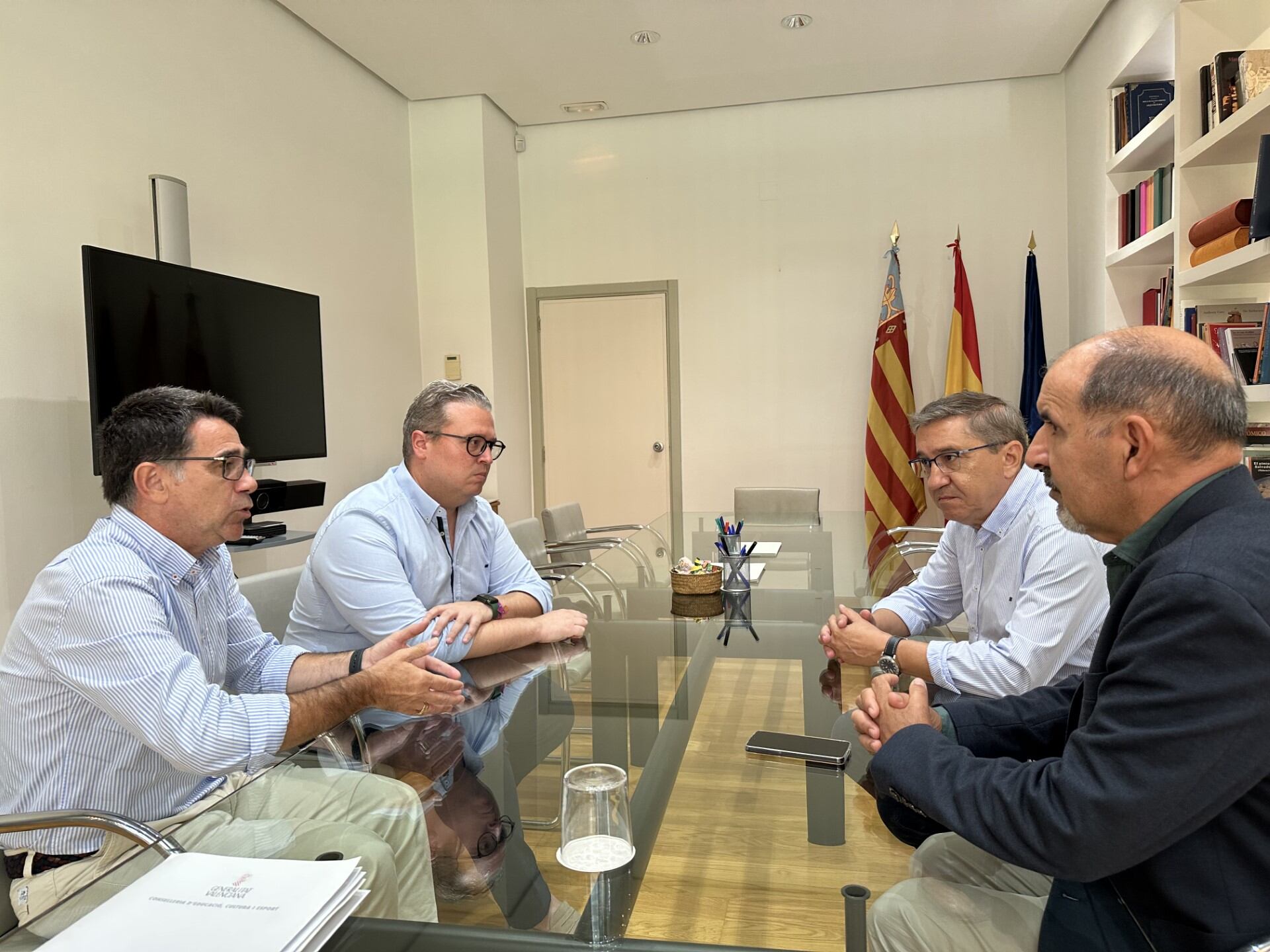 El alcalde de San Vicente del Raspeig, Pachi Pascual, se reúne con el conseller de Educación José Antonio Rovira y los directores generales de Infraestructuras Educativas, Rafael Valcárcel, Innovación e Inclusión Educativa, Xaro Escrig, y Centros Docentes, Jorge Cabo.