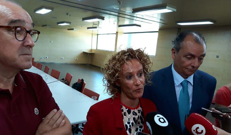 Rosana Perán, acompañada por el presidente de la CEV, Salvador Navarro (d) y por Toni Mayor (i), que la reemplazará al frente del Consejo empresarial de Alicante de la Confederación Empresarial de la Comunitat Valenciana (CEV).