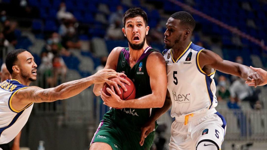 Axel Bouteille protege el balón ante dos jugadores del Metropilitans francés