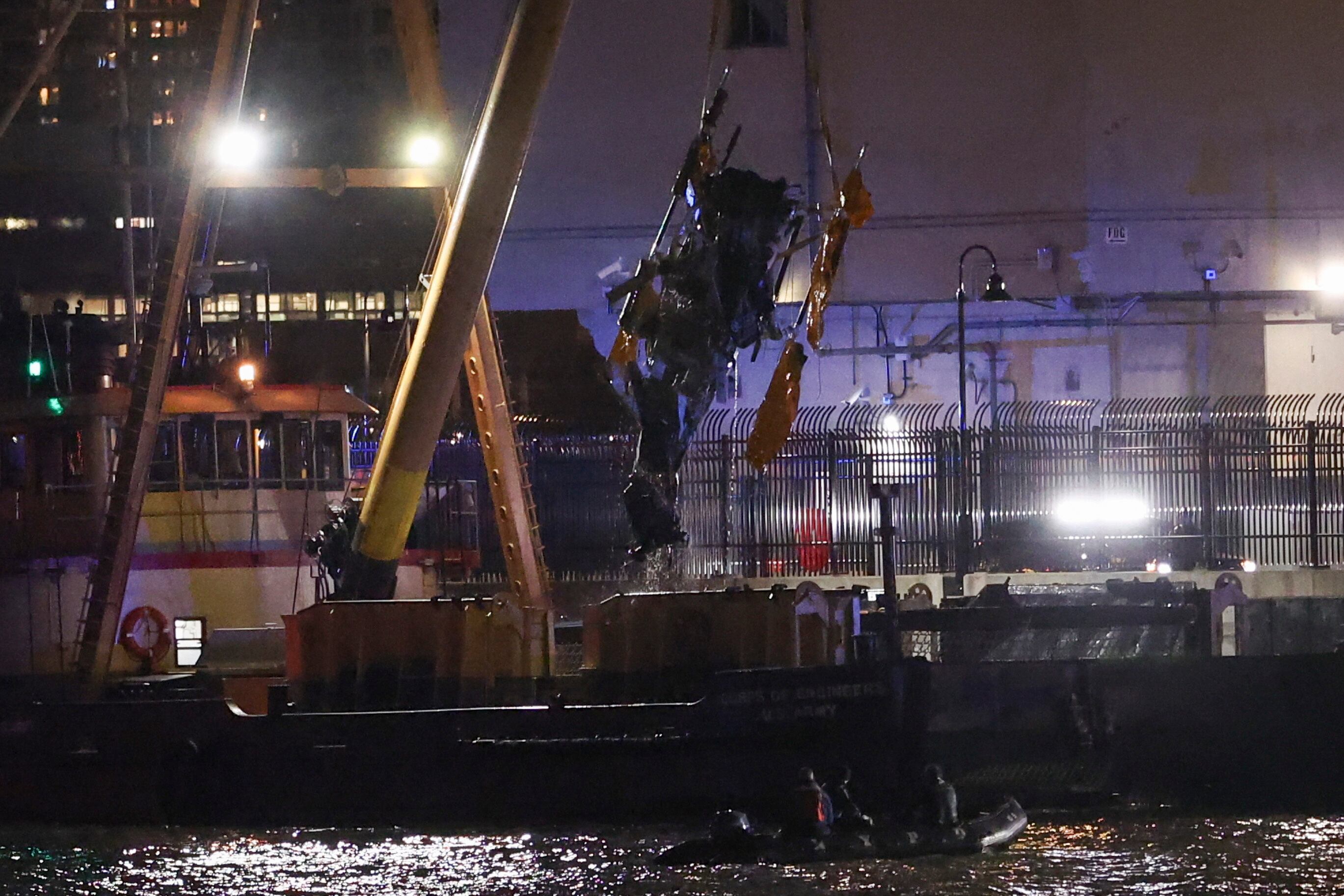 Los equipos de emergencia retirando el helicóptero del río Hudson después de que se estrellara, en Jersey City