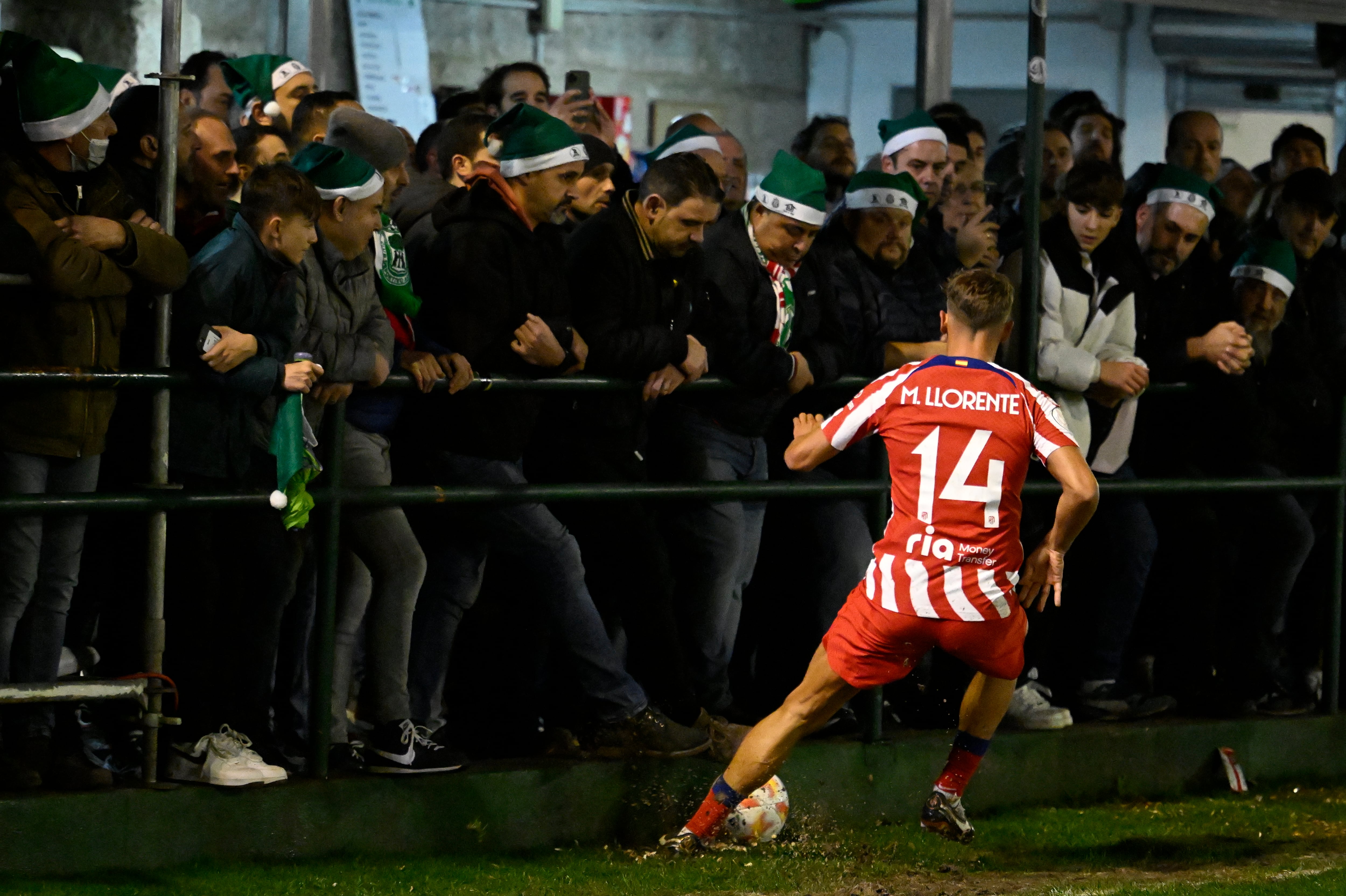 O CARBALLIÑO (ORENSE), 22/12/2022.- El centrocampista del Atlético de Madrid Marcos Llorente durante el partido de segunda ronda de la Copa del Rey que CD Arenteiro y Atlético de Madrid disputan hoy jueves en el estadio de Espiñedo, en O Carballiño. EFE/BRAIS LORENZO
