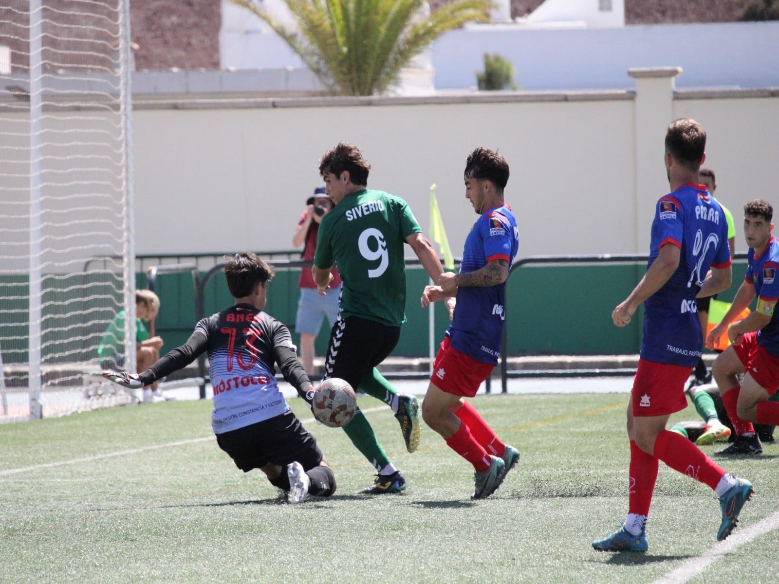 Siverio (Unión Sur Yaiza) encarando la portería del Móstoles.