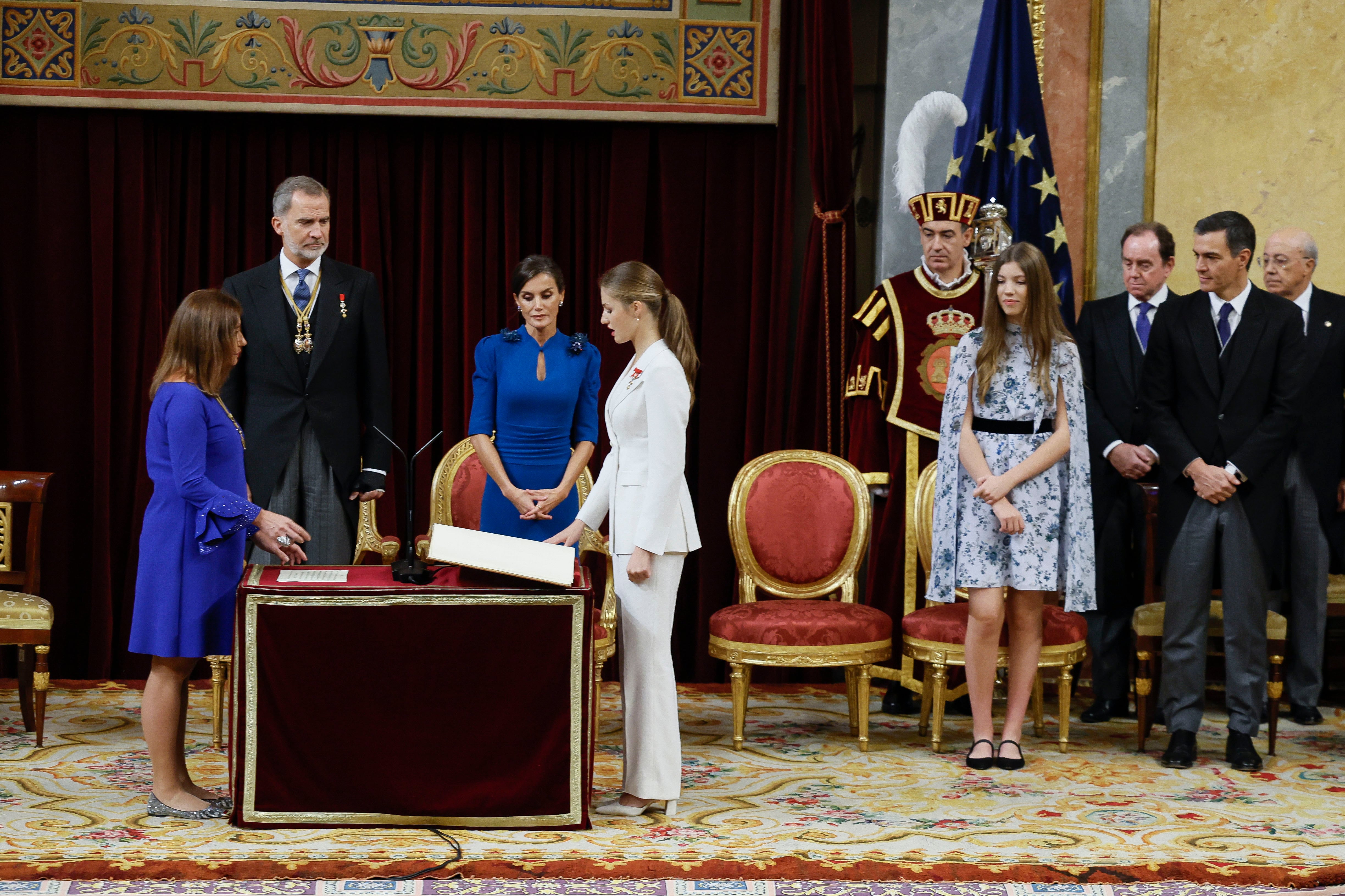 La princesa Leonor (c) jura la Constitución ante la presidenta del Congreso, Francina Armengol (i), y los reyes de España, Felipe VI (2i) y Letizia (3i), la infanta Sofía (d) y el presidente del Gobierno en funciones, Pedro Sánchez (d).