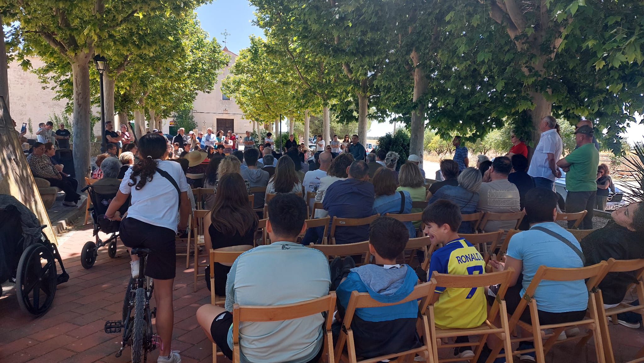 Una de las actividades realizadas este fin de semana en Santa María del Campo Rus con el convento al fondo