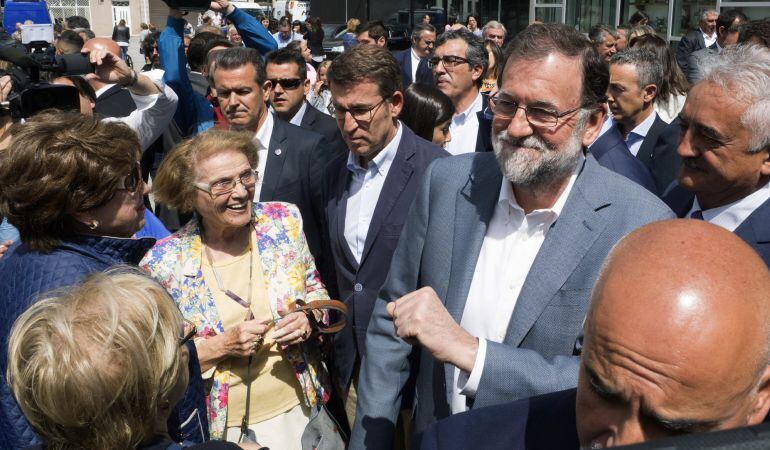El presidente del Gobierno, Mariano Rajoy y el presidente de la Xunta, Alberto Núñez Feijóo pasean por la localidad de Chantada, en Lugo.