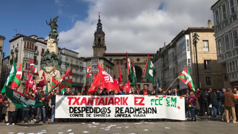 Trabajadores del servicio de limpieza pidiendo la readmisión de sus compañeros en febrero de 2017. Plaza de la Virgen Blanca. 