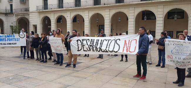 Concentración de colectivos antidesahucios en la Plaza del Ayuntamiento de Alicante