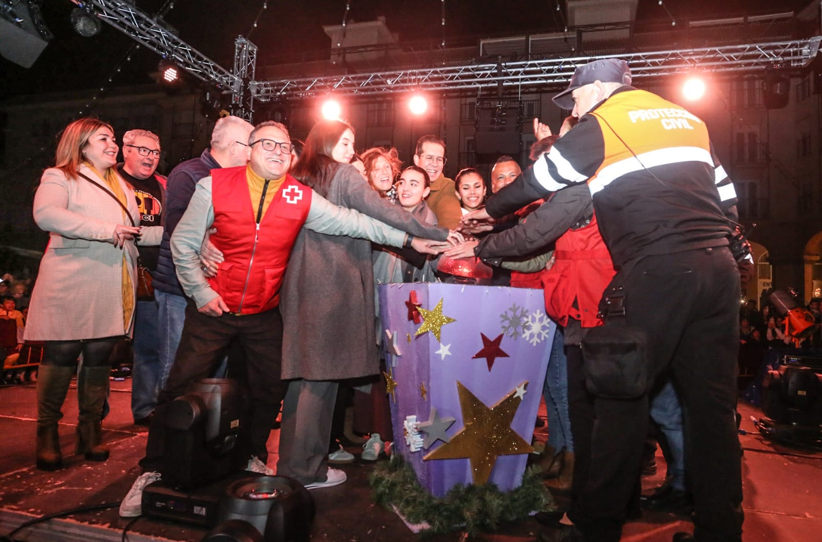 El alcalde de Elda, Rubén Alfaro, se rodea de voluntarios que ayudaron en las localidades por la DANA para recibir a la Navidad