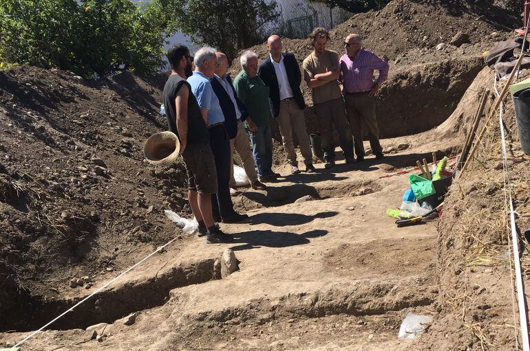 Visita de representantes de la Diputación a la excavación en Herrera