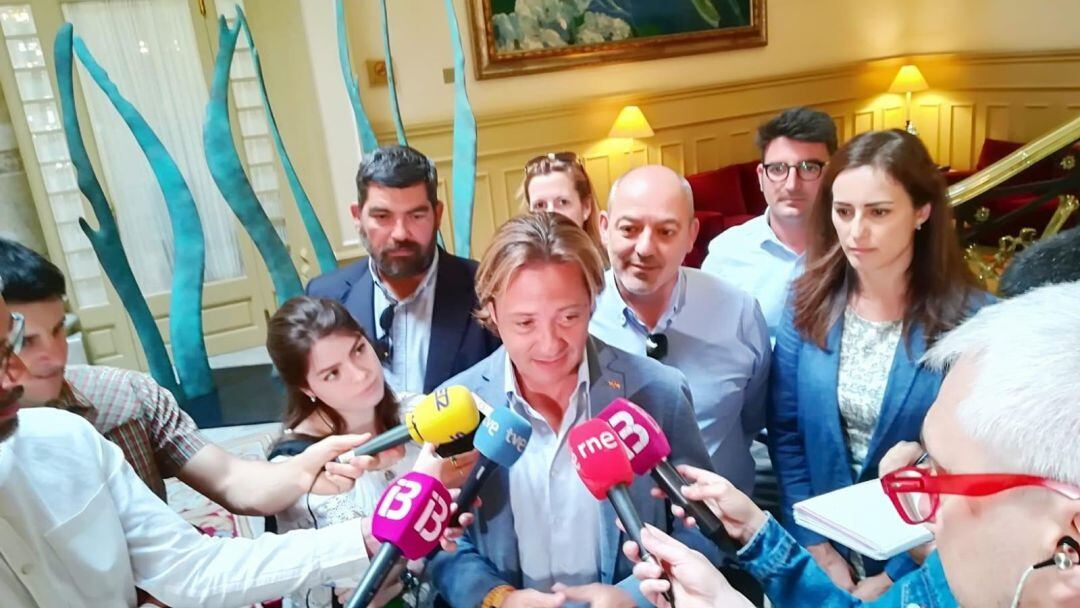 El presidente de Vox Baleares, Jorge Campos, atiende a los medios