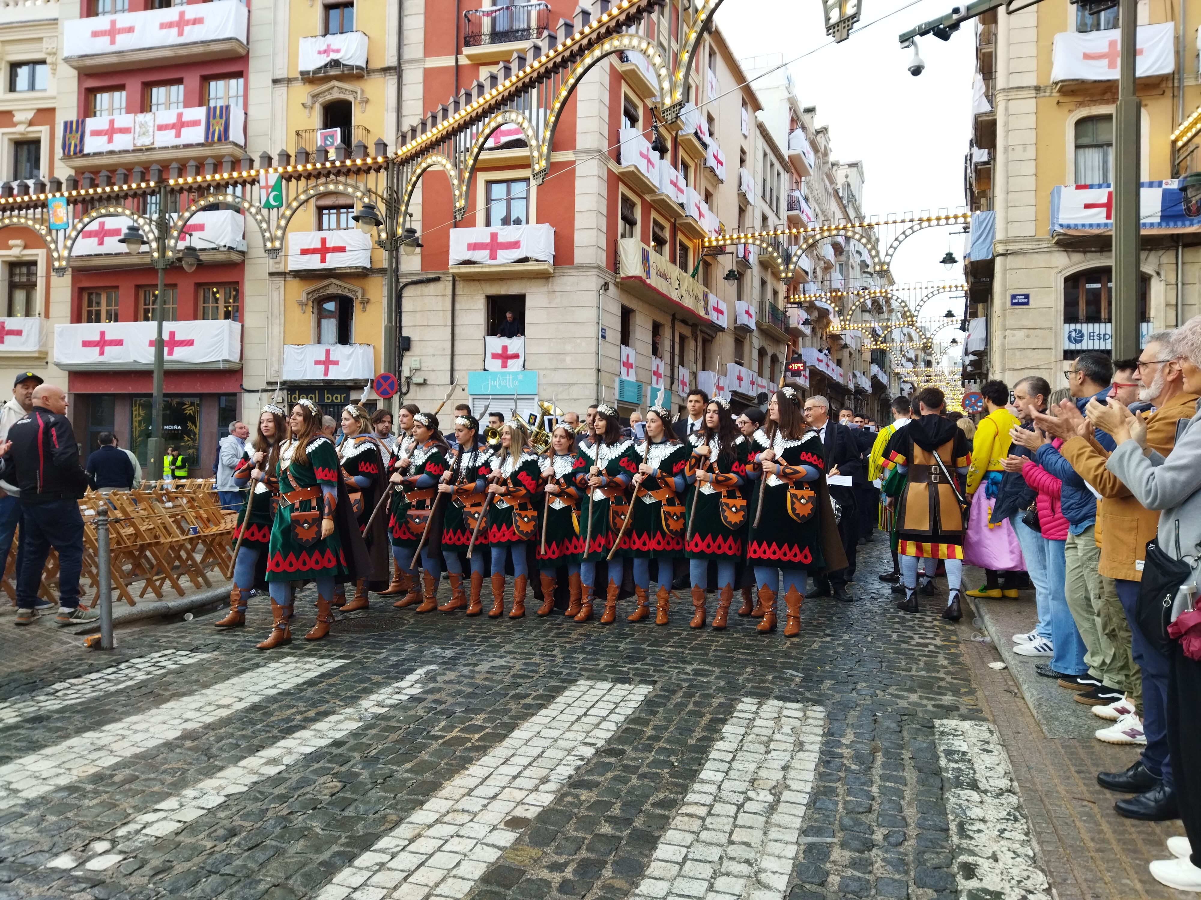 La Filà Muntanyesos ha realizado el tramo del Carbonato con esta formación de festeras.