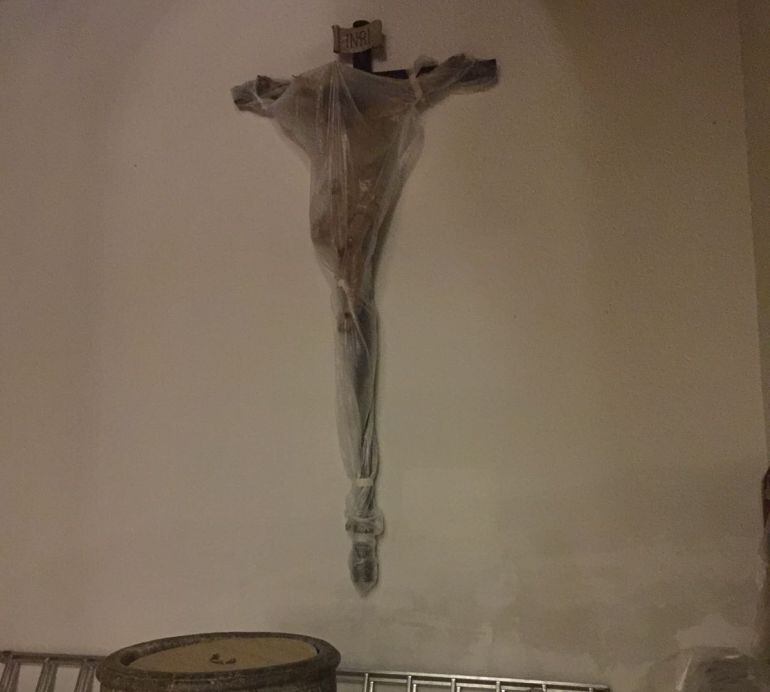 Imagen del Cristo de la Caridad en la parroquia de Santiago, protegida por los plasticos, en los días previos a la instalación del belén parroquial