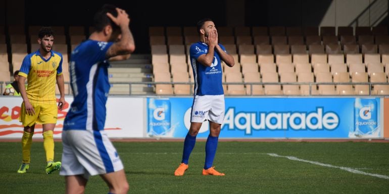 Carlos Cuenca y Antonio Bello durante el partido en Chapín 