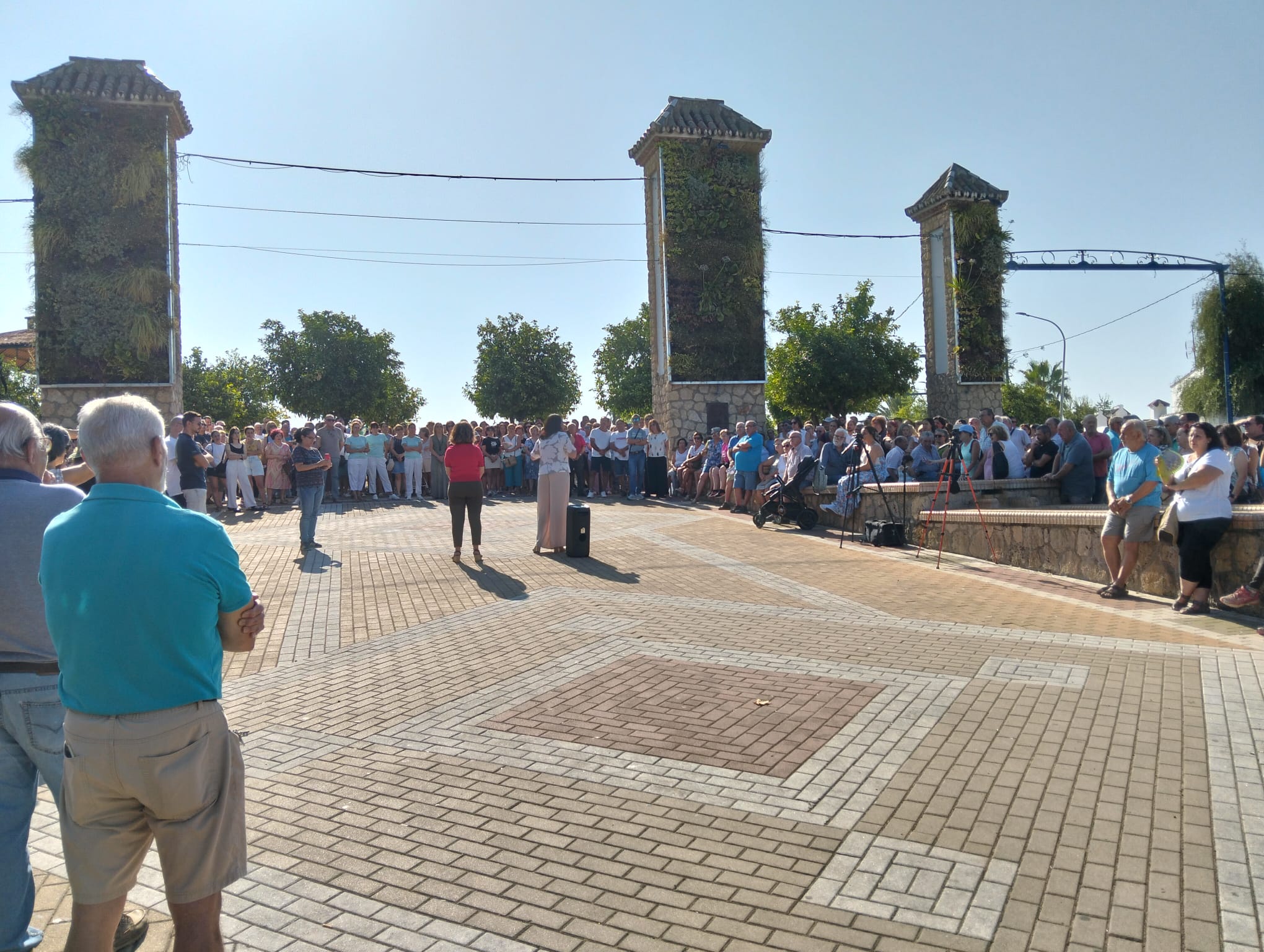 Doscientos vecinos se concentran frente al centro de salud de Hornachuelos