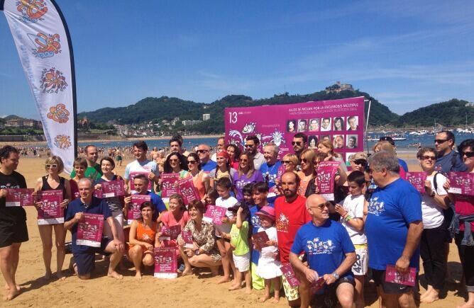 Foto de familia de los participantes en la 17ª edición del Busti Zaitez - Mójate en La Concha