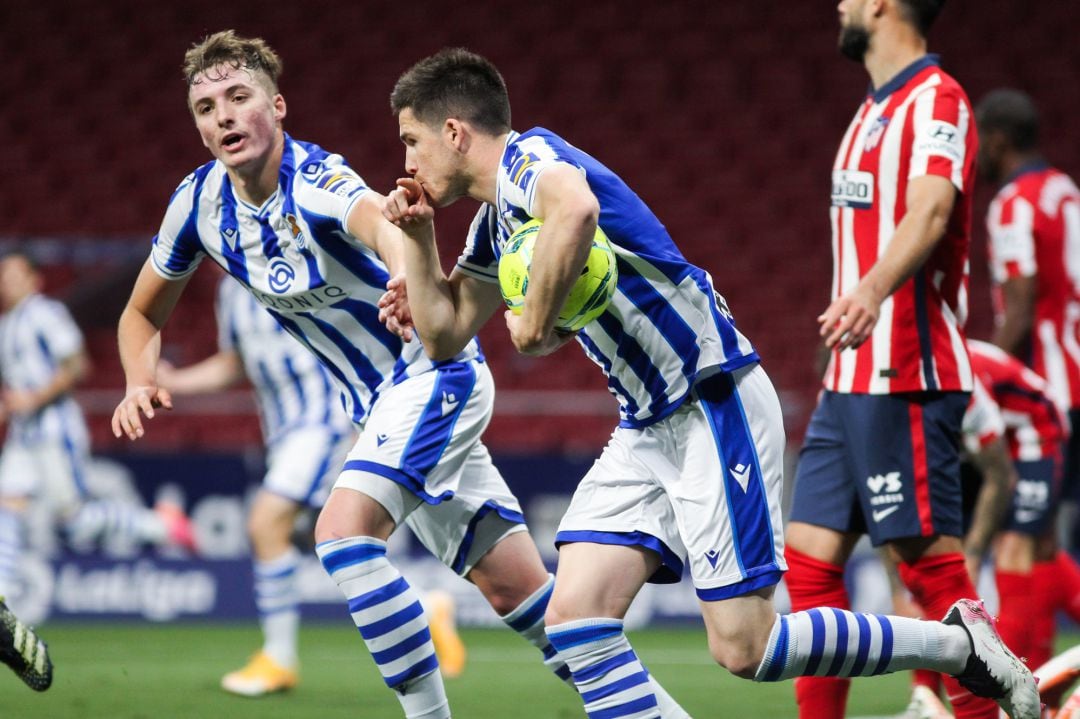 Pacheco y Zubeldia celebran el gol marcado en el Metropolitano