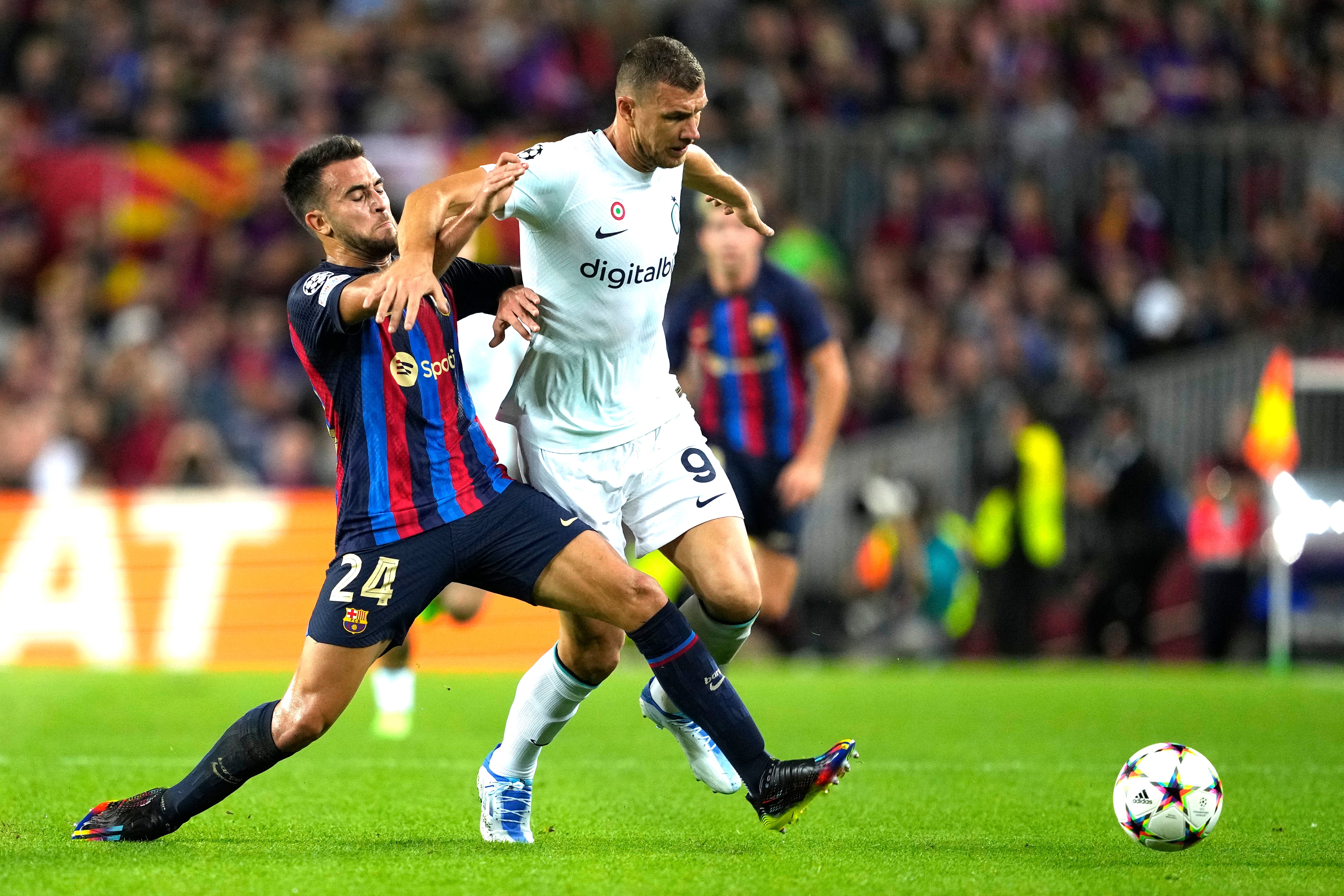 BARCELONA, 12/10/2022.- El defensa del FC Barcelona Eric Garcia (i) lucha con el bosnio Edin Dzeko, del Inter de Milán, durante el partido de la fase de grupos de Liga de Campeones que FC Barcelona e Inter de Milán disputan hoy miércoles en el Camp Nou. EFE/Alejandro García
