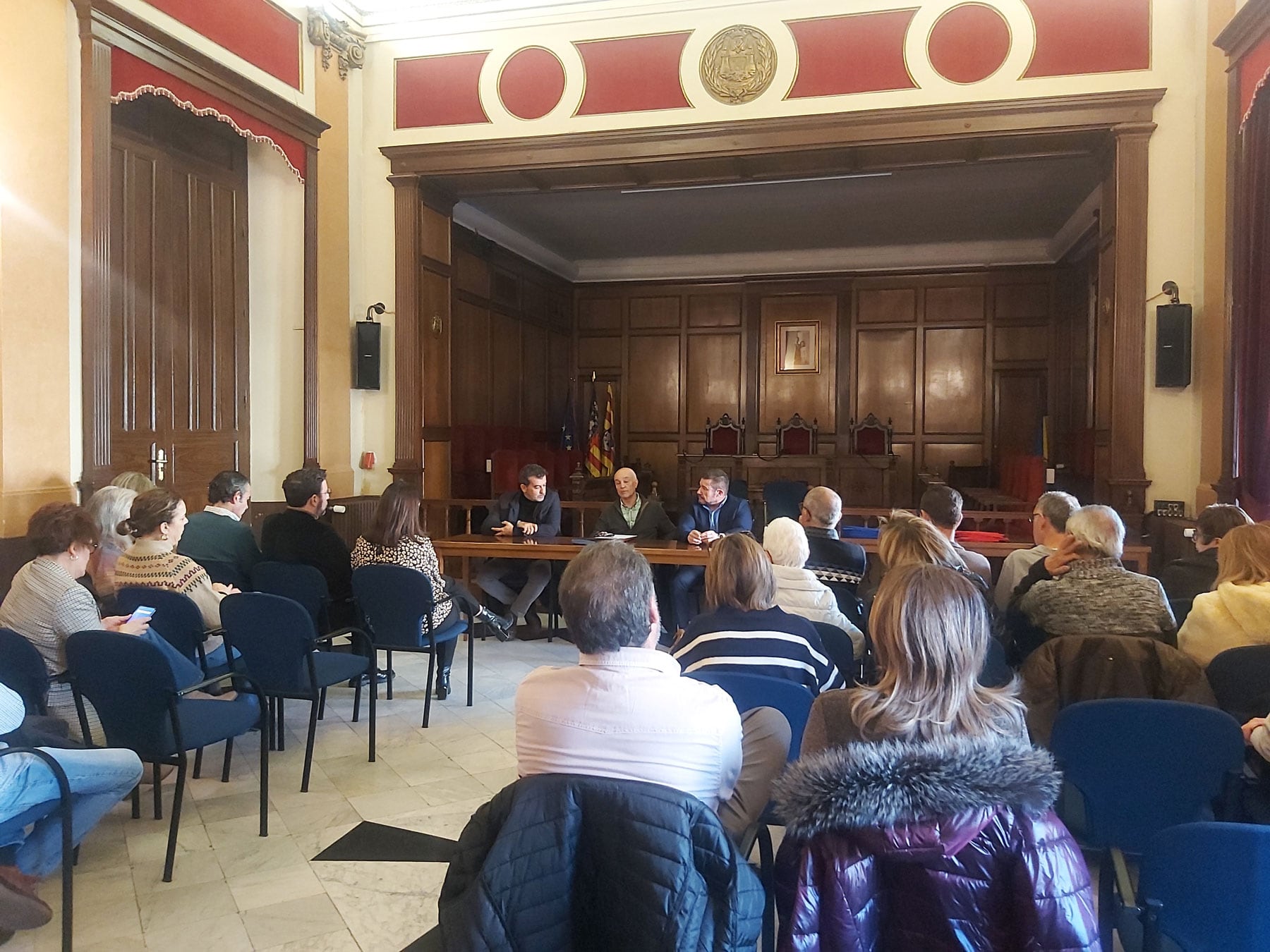 A la reunión han acudido una treintena de familiares afectados por la tragedia de DomusVi Alcoy