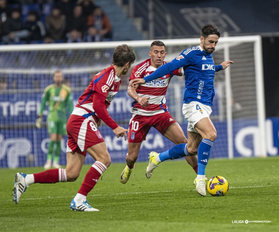 Myrto Uzuni se vio muy tapado por la defensa del Real Oviedo.