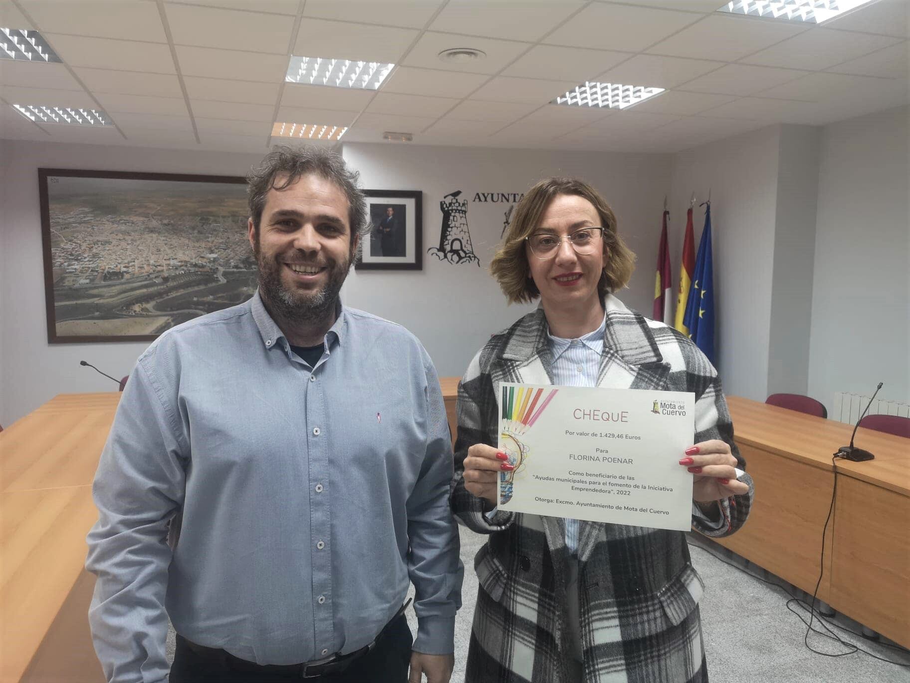 El alcalde, Jacobo Medianero, entregando el diploma a una de las nuevas empresarias