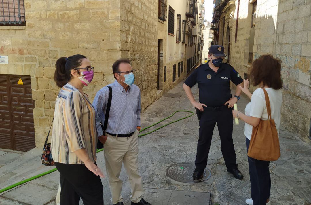 El concejal de Seguridad Ciudadana, Miguel Castro, y el inspector de la Policía Local, Luis Ojeda, junto a responsables vecinales del barrio.