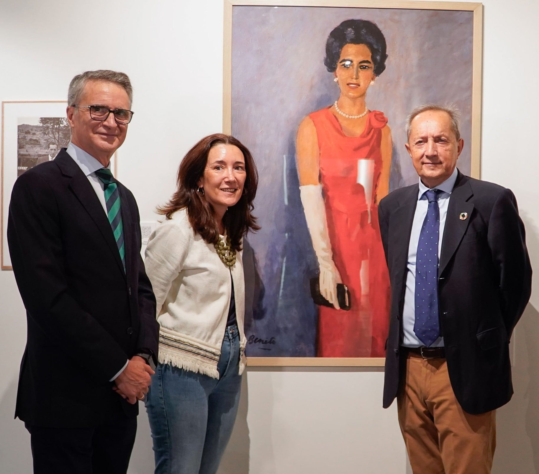 Miguel Delibes de Castro, junto a Laura Sebastián y Emilio de Domingo, de Fundación Círculo, ante un retrato de Ángeles