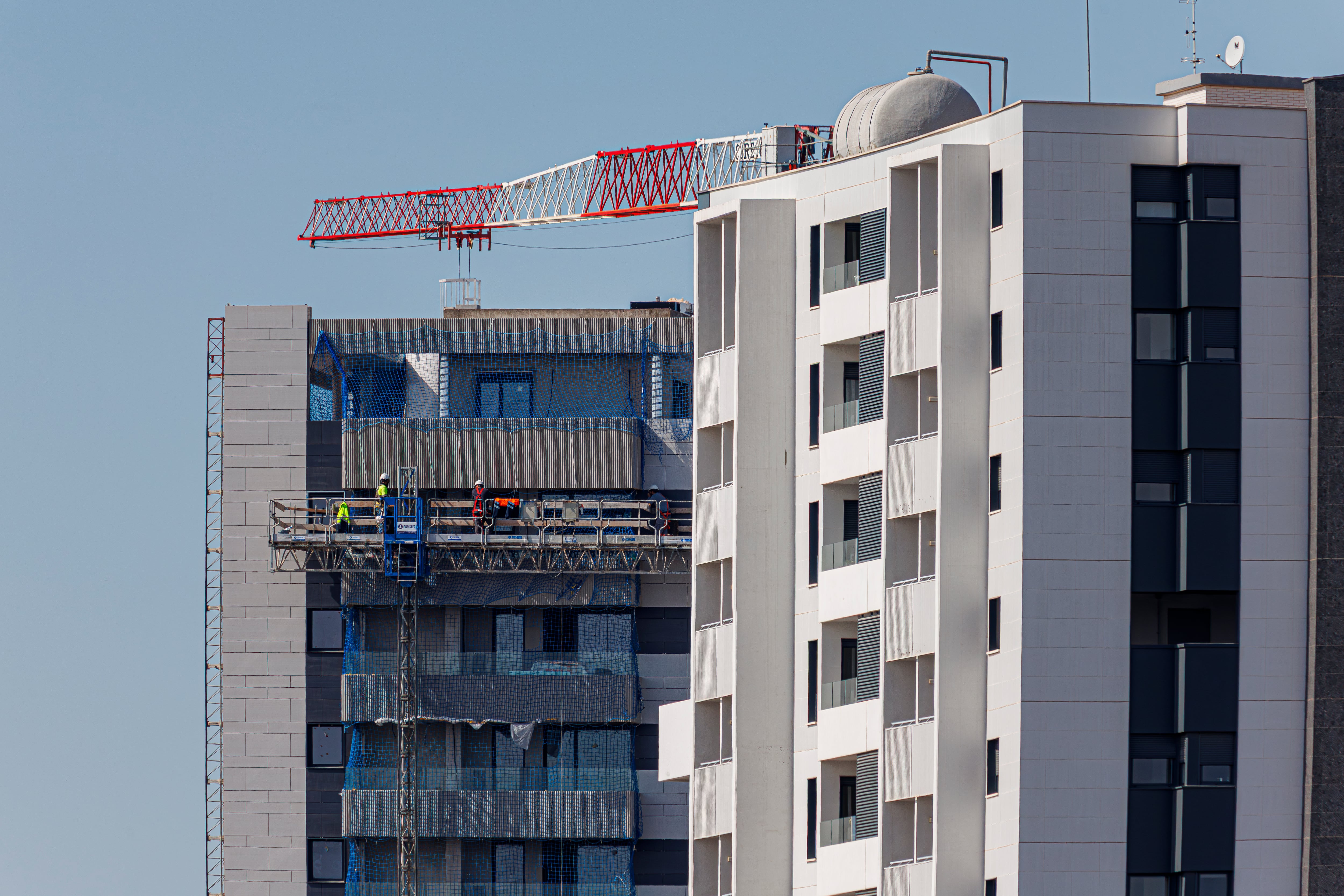 Imagen de archivo de edificios de viviendas en construcción en Zaragoza