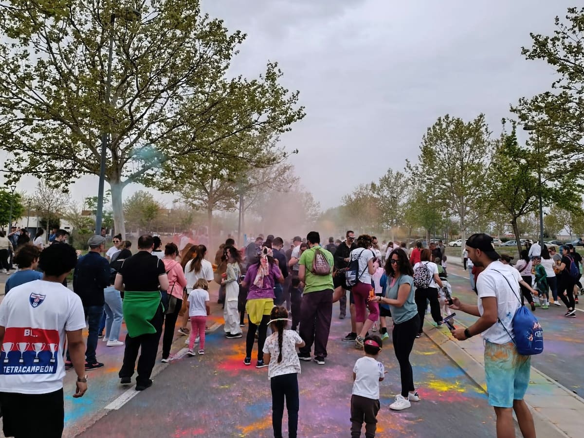 Paracuellos de Jarama se llena de color con su carrera Holi por el 8M