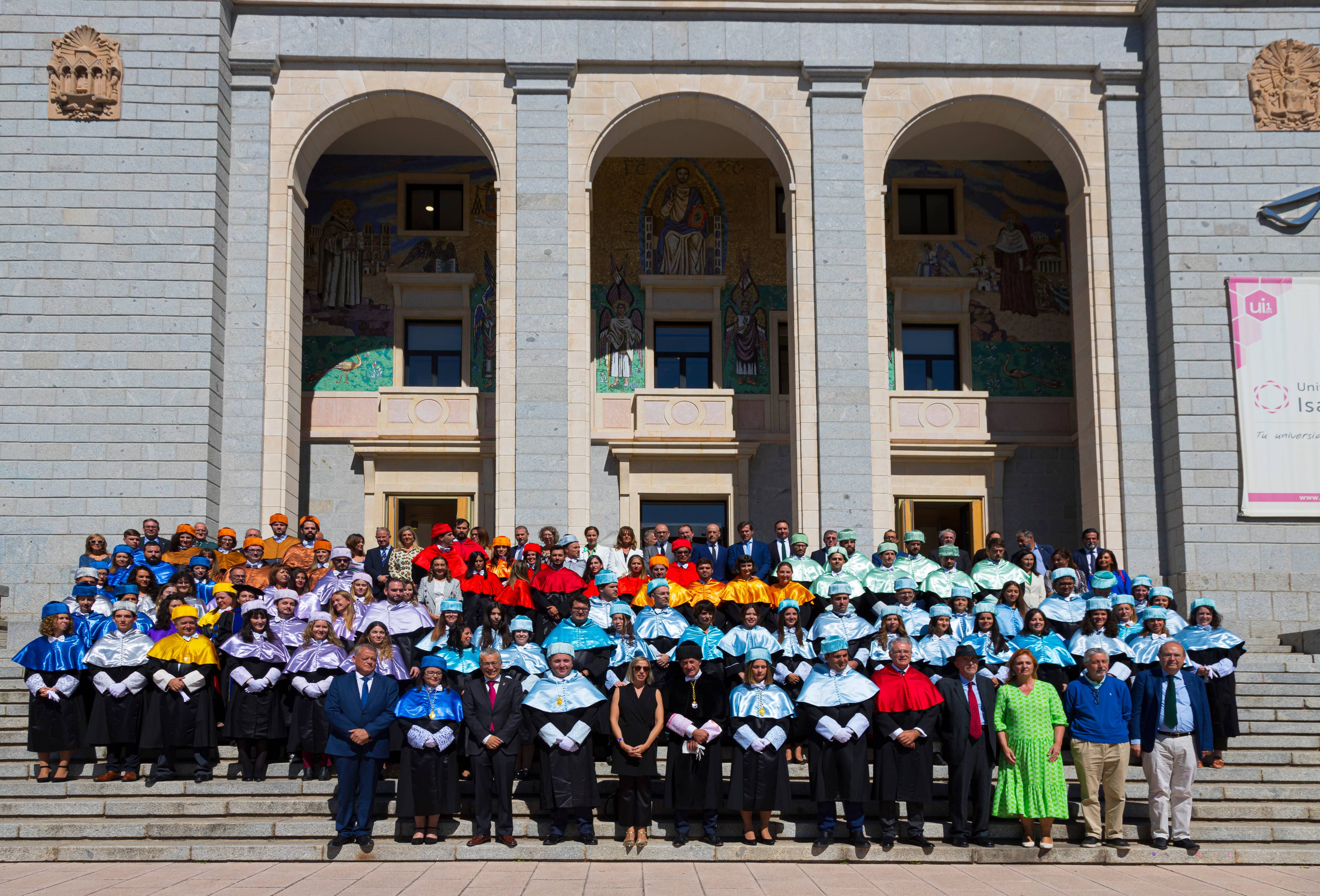 Foto de familia tras el acto de inicio del curso 2022-2023 en la Universidad Isabel I