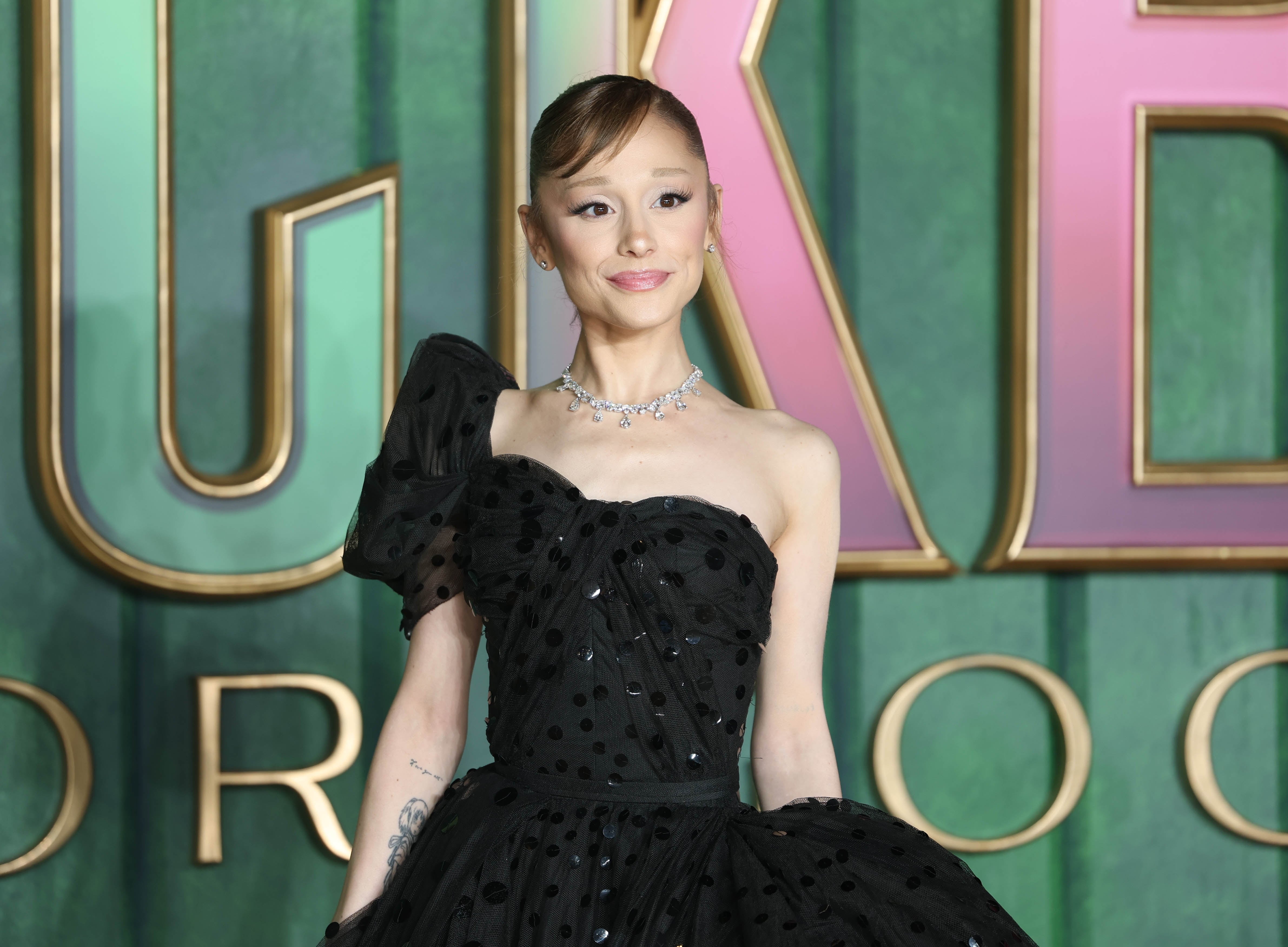 La actriz estadounidense y miembro del reparto Ariana Grande asiste al estreno europeo de «Wicked: For Good» en Londres, Reino Unido, el 10 de noviembre de 2025. 