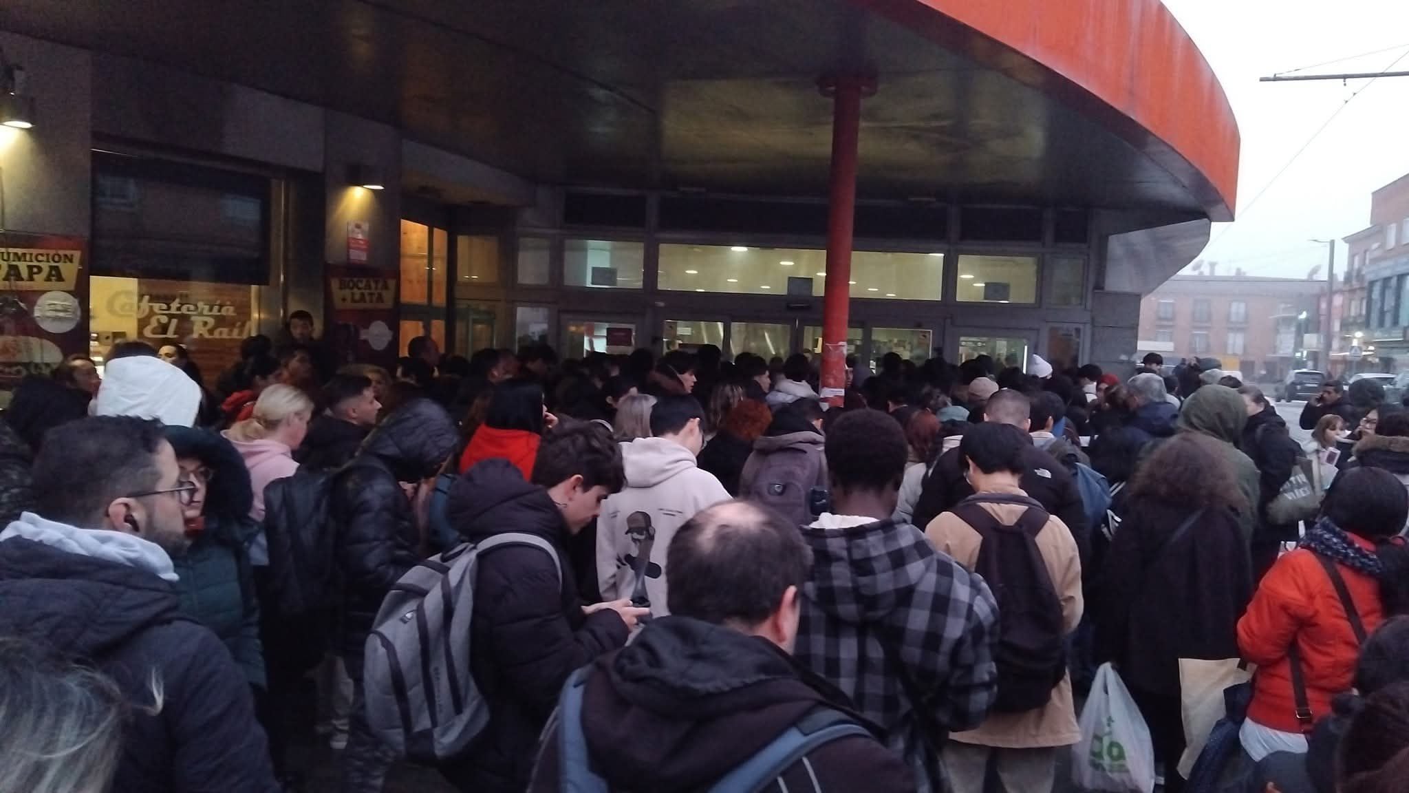 Cientos de personas esperando a las puertas de la estación de Parla este lunes por la mañana