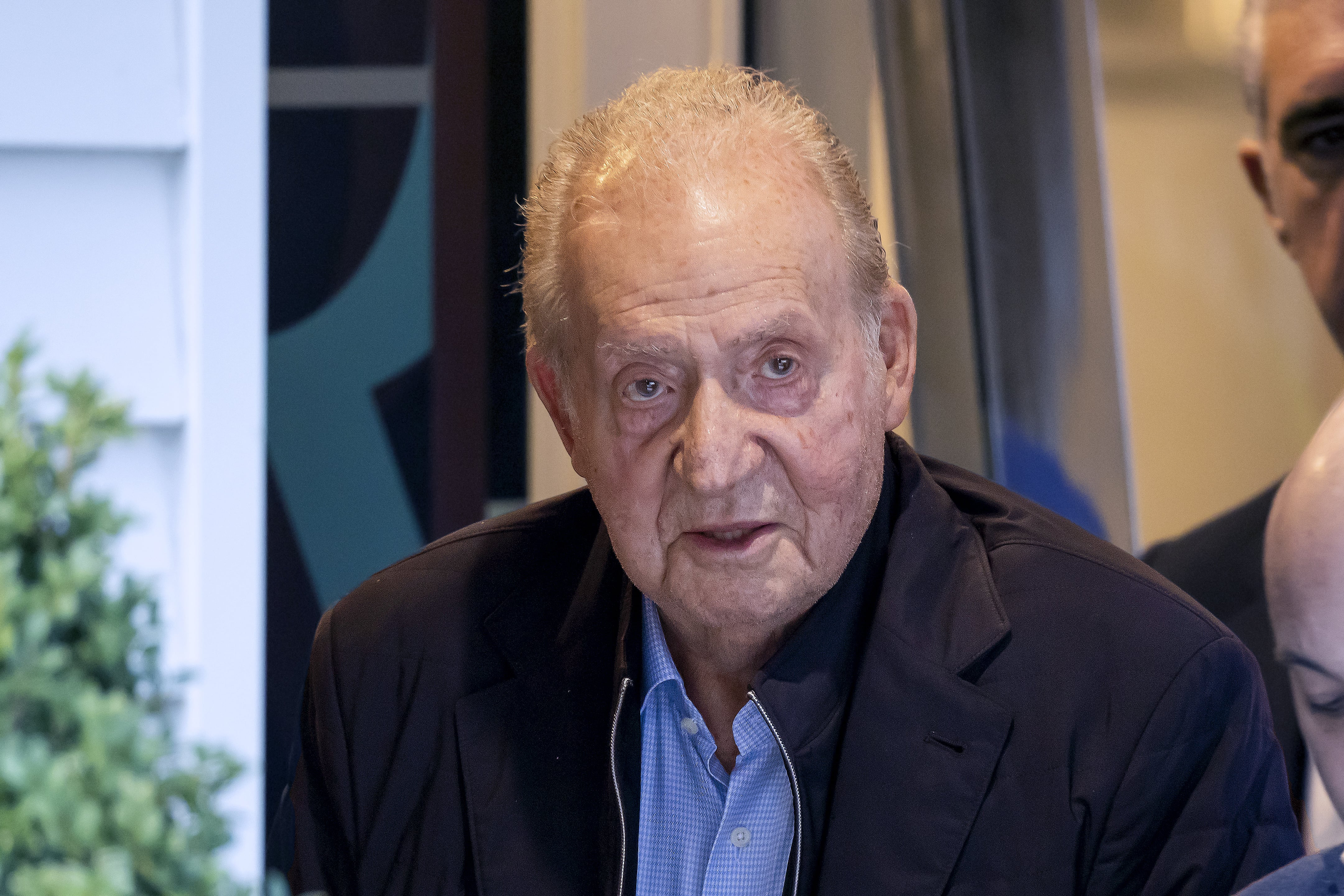 El rey emérito Juan Carlos I a la salida de un restaurante en Sanxenxo