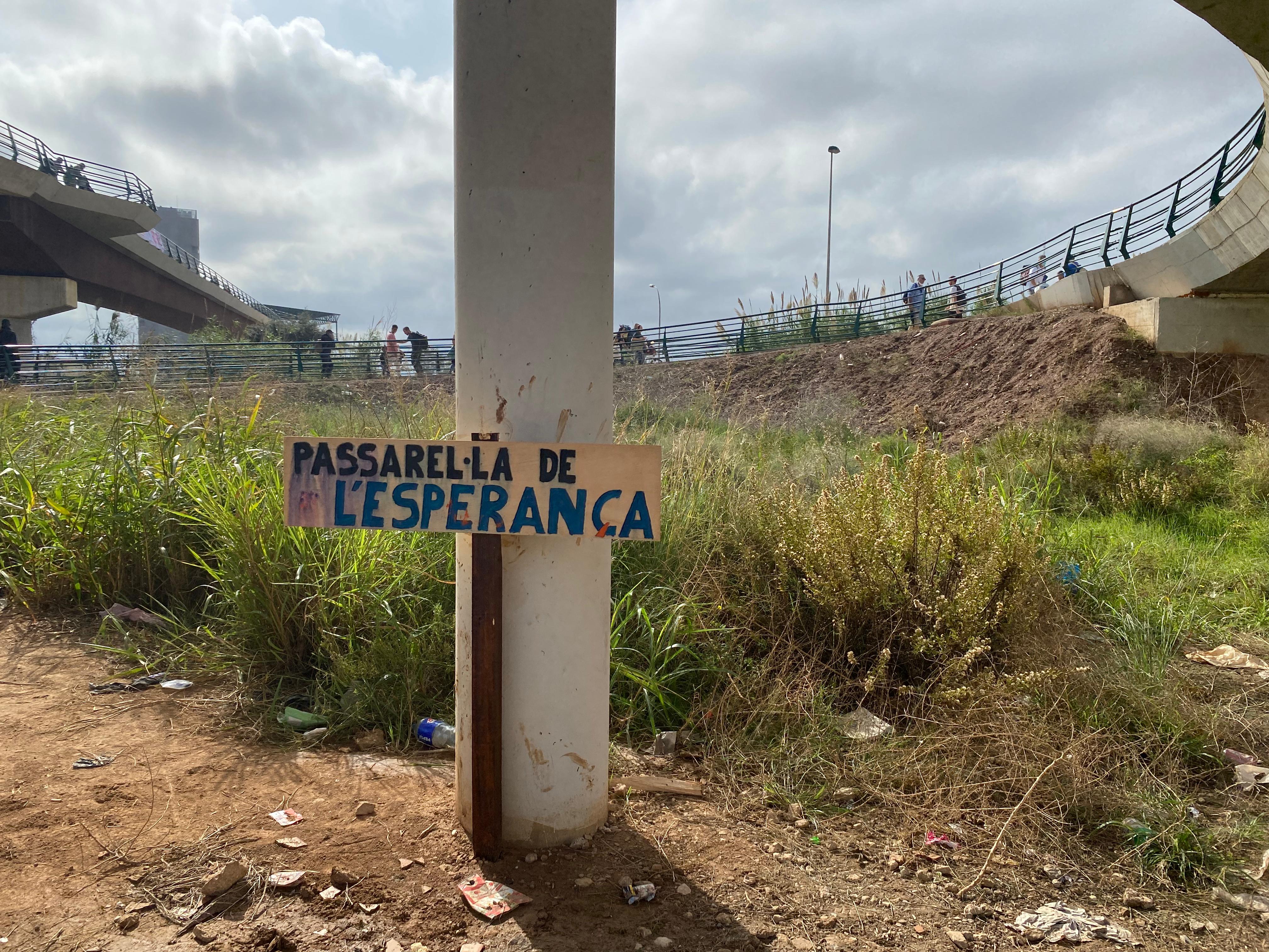 Cartel al comienzo de la &#039;pasarela de la esperanza&#039; que da acceso a la zona cero de la DANA de Valencia