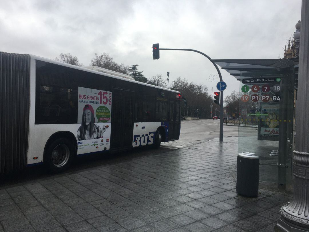 Un autobús en una de las paradas de Valladolid