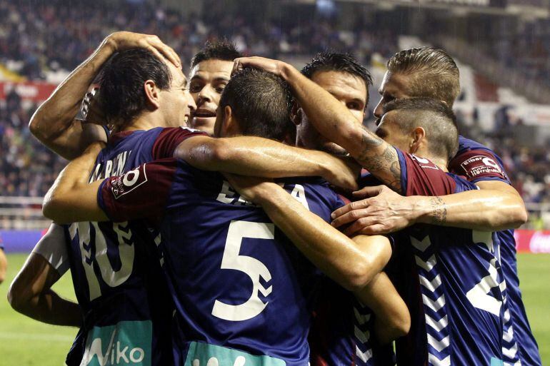 Los jugadores del Eibar celebran el gol de la victoria en Vallecas.