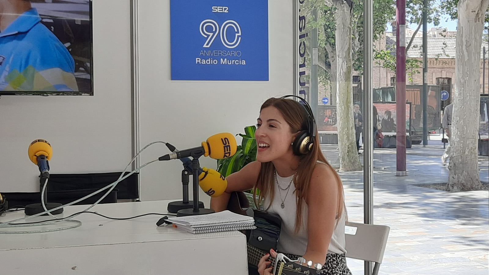 La cantautora Ana Miralles ha interpretado en directo para los oyentes de Hoy por hoy Murcia dos de sus temas