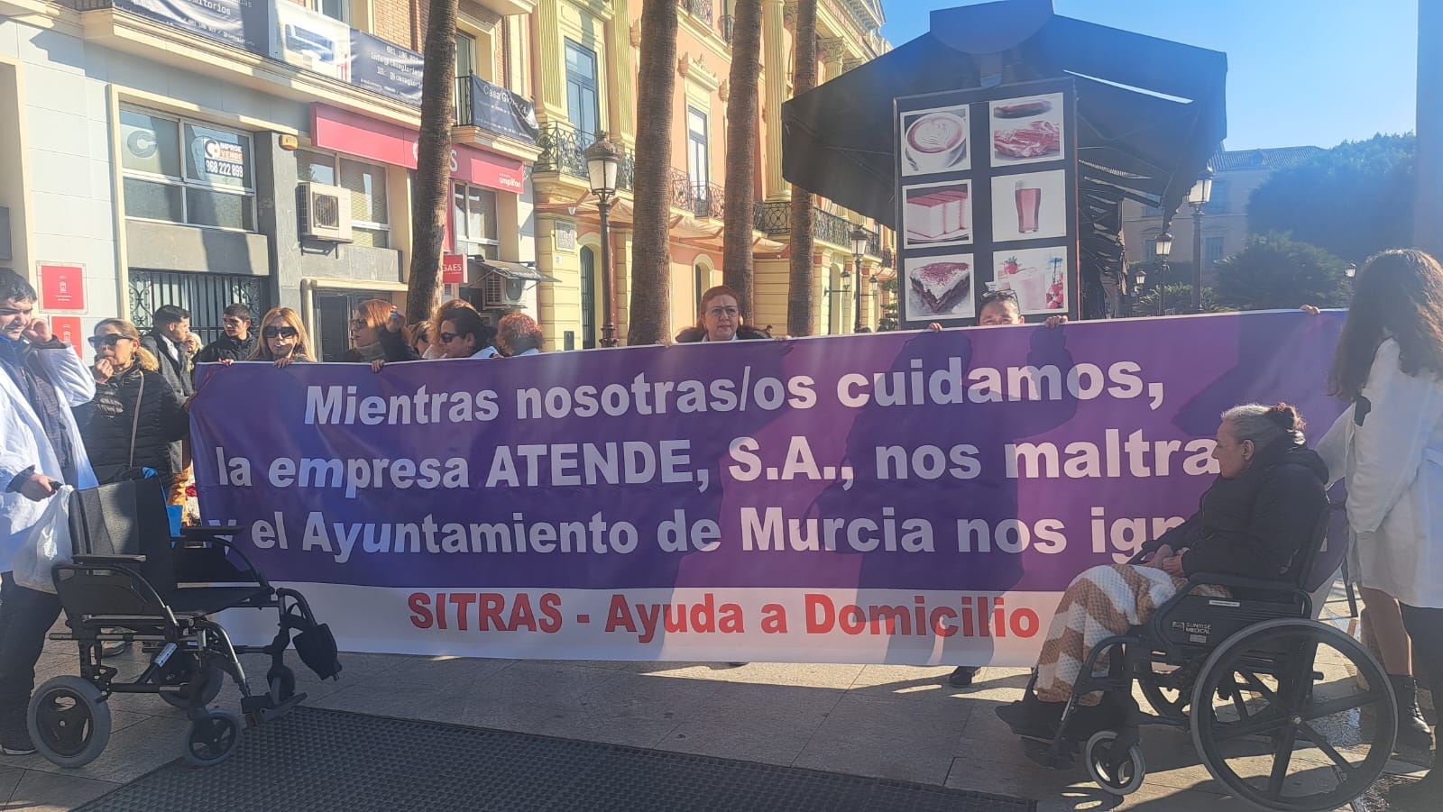 Manifestación de los trabajadores del transporte sanitario y del servicio de ayuda a domicilio de Murcia