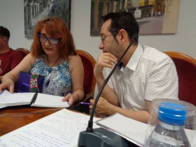 Imagen de archivo de los concejales de Podemos, María Ángeles Pizarro y Andrés Gonzalo