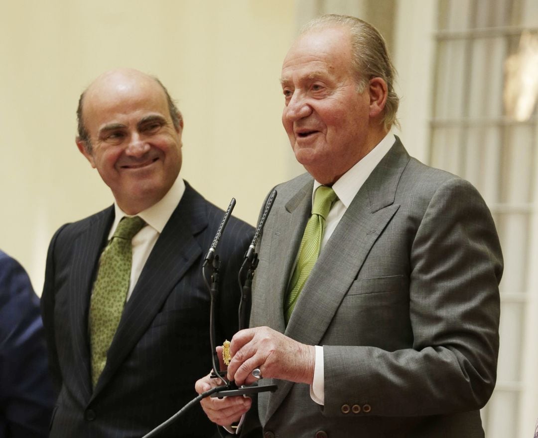 El rey Juan Carlos y Luis de Guindos en junio de 2014 en Madrid.