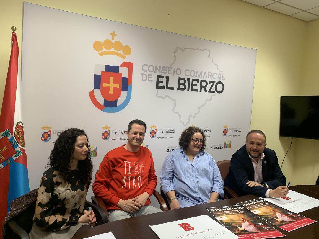 Alicia García, Miguel Ángel Fernández, Tatiana Galán y Gerardo Álvarez durante la presentacion de la obra.