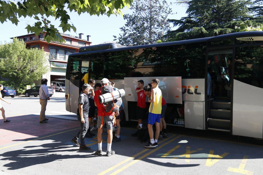 Pla obert d'uns joves baixant de l'autobús que ve de Ribes i que fa el recorregut de la R3 afectat pel descarrilament