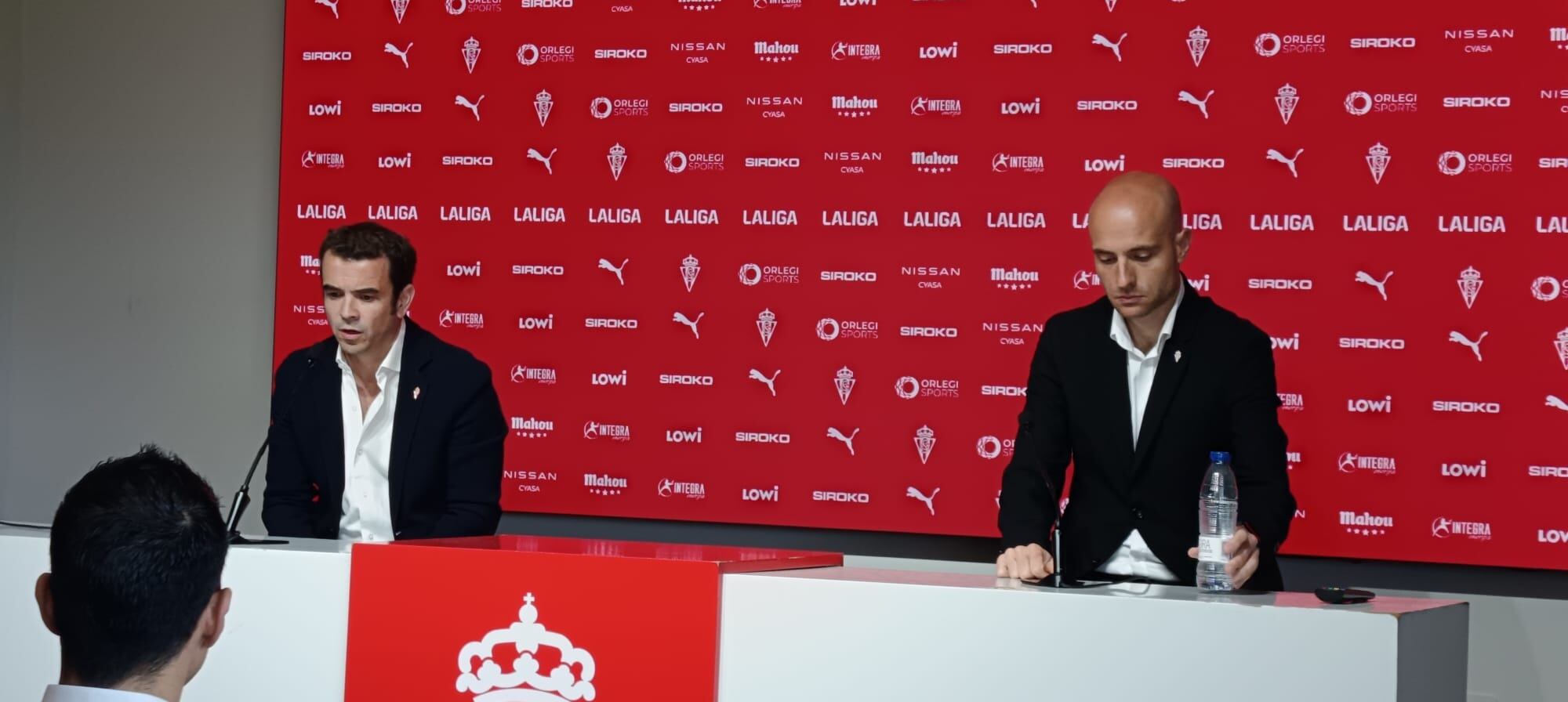 El Director de Fútbol del Grupo Orlegi, José Riestra, y el presidente ejecutivo del Sporting, David Guerra, en Mareo.