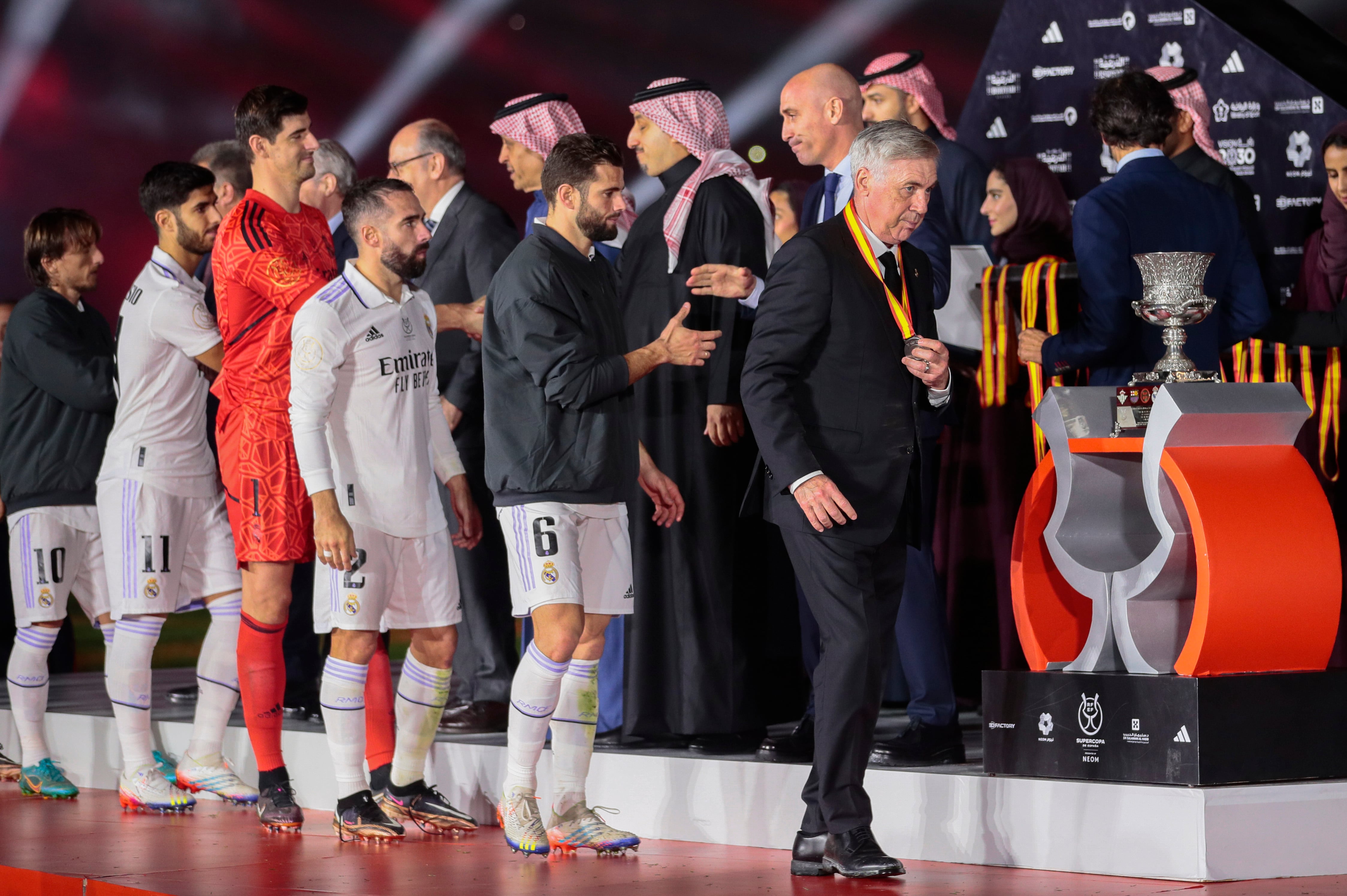 El entrenador del Real Madrid Carlo Ancelotti y sus jugadores reciben su medalla tras la final de la Supercopa de España 2023. EFE/ Juan Carlos Cárdenas