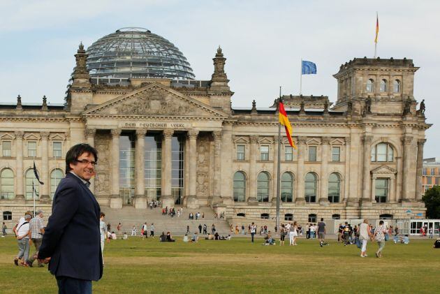 Carles Puigdemont posa frente al Bundestag, en Berlín