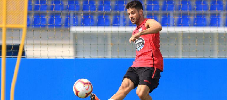 Carles Gil en un entrenamiento del Deportivo