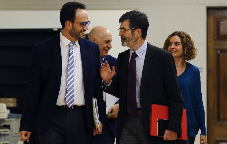 El equipo negociador del PSOE, Antonio Hernando (i), José Enrique Serrano, Meritxell Batet, y Rodolfo Ares (atrás), a su llegada a la reunión mantenida con el equipo de Compromís para avanzar en la formación de un gobierno, esta tarde en el Congreso