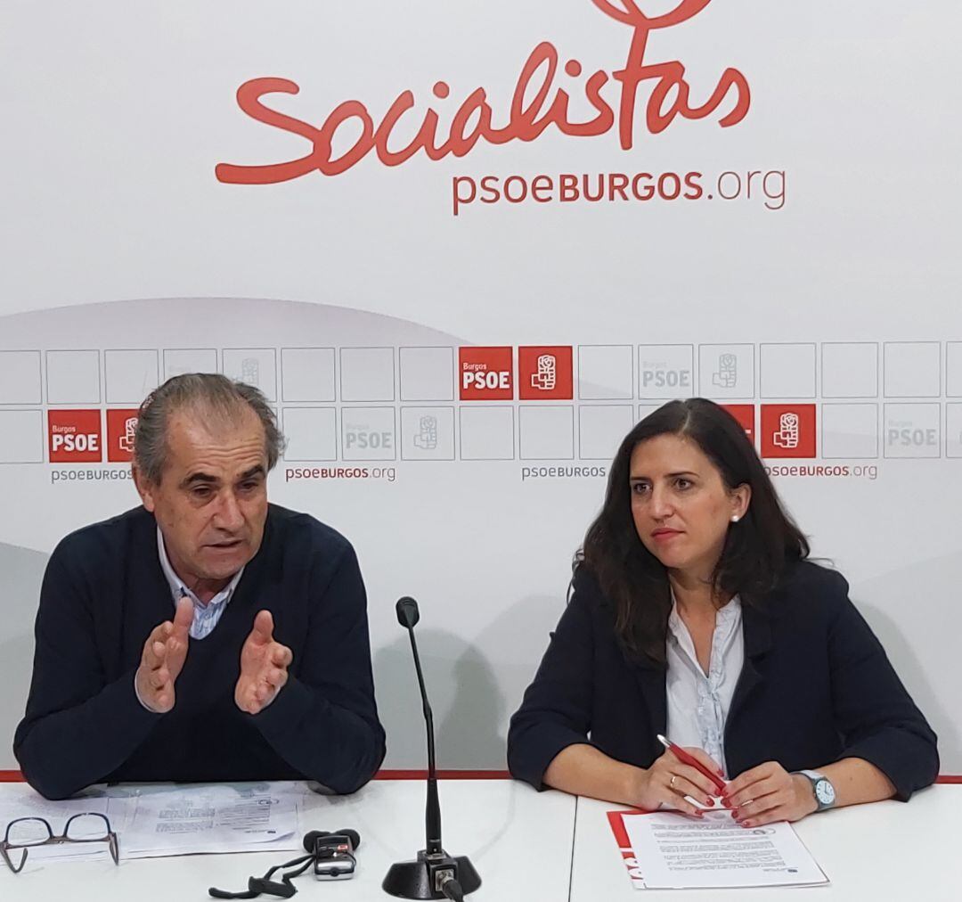 El procurador en las Cortes de Castilla y León, Luis Briones, con la Secretaria provincial del PSOE, Ester Peña