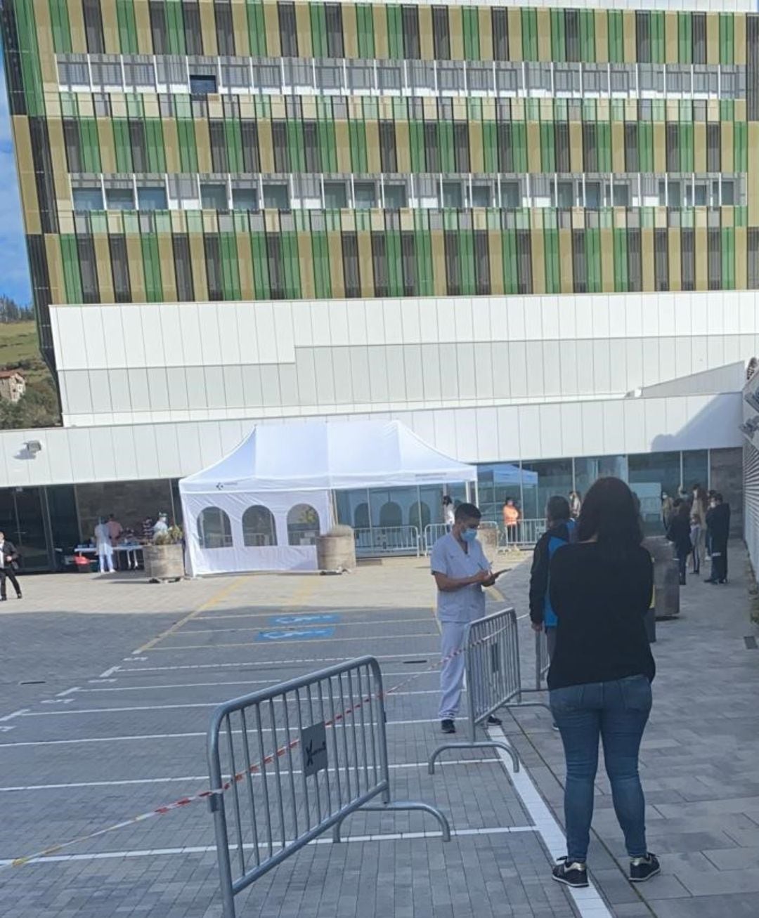 Imagen de personas esperando a ser sometidas a pruebas PCR en el Hospital de Eibar