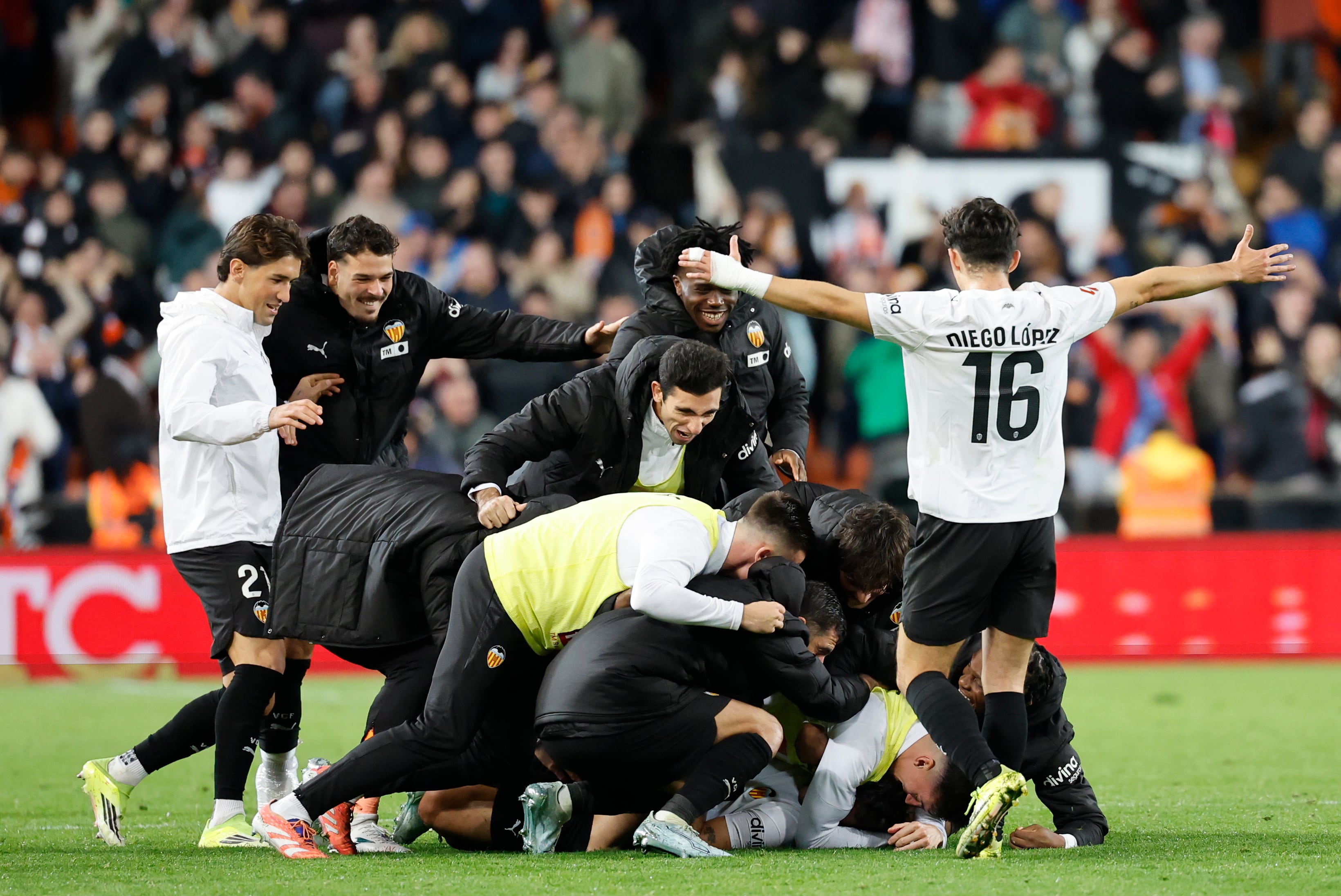 VALENCIA, 08/03/2026.- Los jugadores del Valencia celebran el gol de Hugo Duro, tercer gol del equipo ché, durante el partido de la jornada 27 de LaLiga entre el Valencia CF y el Deportivo Alavés, este domingo en el estadio de Mestalla. EFE/ Ana Escobar